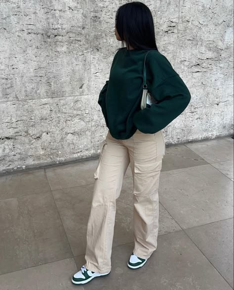 Cargo Outfits Women, Dunk Outfit, Cargo Outfit, Mode Zara, Cargo Pants Outfit, Streetwear Fashion Women, Green Beige, Hoodie Outfit, Swaggy Outfits