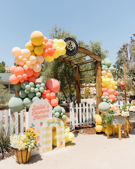 Sabrina Maldonado (@stay.goldendesign) • Instagram photos and videos Farmers Market Balloon Garland, Farmer Market Birthday Party, Farmers Market Balloon Arch, Farmers Market Theme Party, Farmers Market First Birthday, Farmers Market Theme, Farmers Market Birthday, Farmers Market Birthday Party, Sweet First Birthday