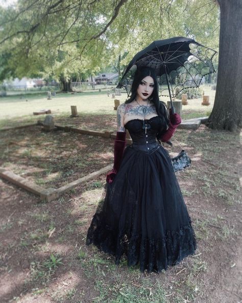 Gothic Witch Costumes Victorian Goth, Goth Christmas Aesthetic Outfit, Victorian Gothic Aesthetic Outfit, Emo Princess Aesthetic, Goth Victorian Aesthetic, Gothic Dress Short, Goth Cottagecore Aesthetic, Vamp Outfit, Christian Goth