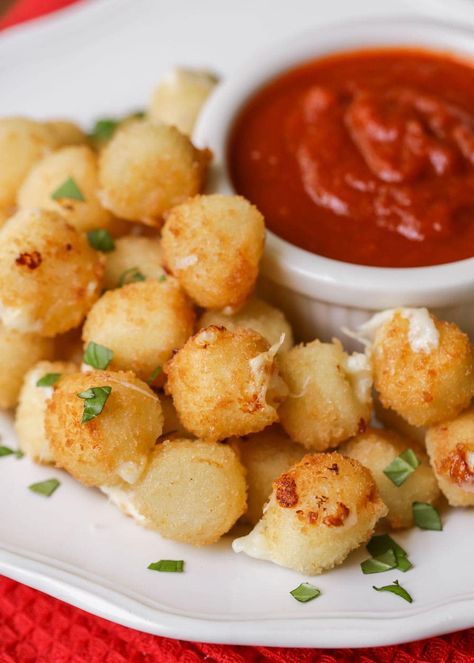 Fried mozzarella bites are delicious, easy and the perfect party appetizer when served with marinara. Everyone loves this bite-sized snack! Appetizers For Party Bite Size, Mozzarella Balls Recipe, Mozzarella Bites, Fried Mozzarella, Mozzarella Balls, Bite Size Snacks, Bite Size Appetizers, Appetizer Bites, Party Appetizers