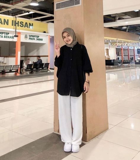 Black Blouse Outfit Hijab, Black Outfit Hijab Casual, Black Outfit Hijab, Black Blouse Outfit, Stylish Outfits Casual, Outfit Hijab Casual, Casual Chic Outfits, Muslimah Outfit, Blazer Outfits Casual