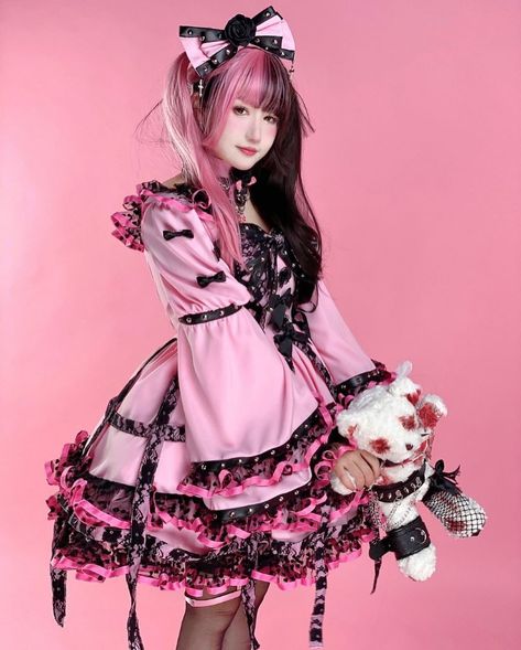 Pink Vampire Outfit, Draculaura Clothes, Pink Vampire Aesthetic, Bittersweet Lolita, Pink And Black Goth, Pink Vampire, Idol Costume, Wilted Rose, Vampire Clothes