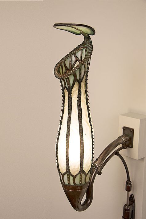 Pitcher Plant Lamp, Pitcher Plant Aesthetic, Art Nouveau Plants, Solarpunk Decor, Bug Furniture, Art Nouveau Garden, Interesting Lamps, Art Nouveau Lamp, Lamp Plant