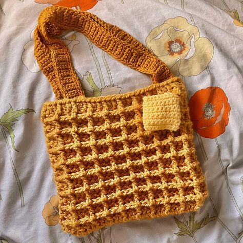 Crochet Waffle Amigurumi, Waffel Bag Crochet, Waffle Bag Crochet Pattern, Crochet Blanket Funky, Crochet Waffle Purse, Cute Crochet Crossbody Bag, Crochet Waffle Bag Free Pattern, Really Simple Crochet Projects, Crochet Projects With Patterns