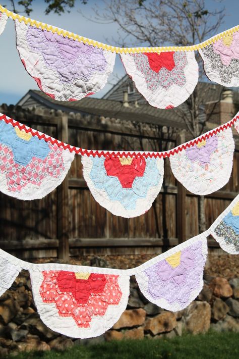 Quilt Bunting Banner, Vintage Quilts Repurposed, Upcycle Old Quilts, Things To Make With Old Quilts, Repurposing Old Quilts, Quilted Garland, Quilt Repurpose, Quilt Banner, Crochet Buntings