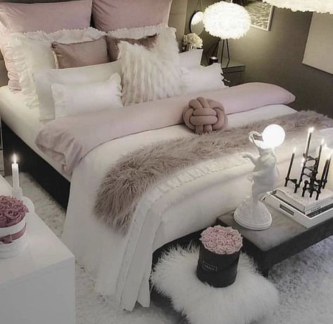 Gray And White Bedroom, Idea Bedroom, Lights Room, Decorations Lights, Girly Room Decor, Decorations Bedroom, Rooms Decor, Decoration Aesthetic, Guest Bedroom Decor