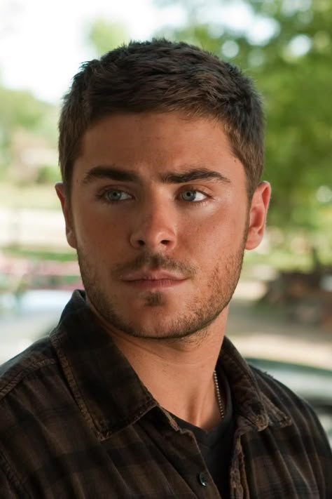 Zac Efron's character, Logan Thibault, in "The Lucky One" had a fashionable and textured haircut. Zac Efron Short Hair, Zac Efron Haircut, Iconic Haircuts, Buzzcut Men, Zac Efron Hair, Men Short Hair Fade, Trendy Layered Hairstyles, Vintage Haircuts, Zach Efron