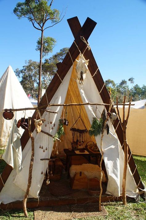 Viking Camping, Viking Cheiftan, Medieval Tent Diy, Viking Tent, Viking Reenactment Camp, Viking Camp, Cabin Aesthetic, Larp, Log Cabin