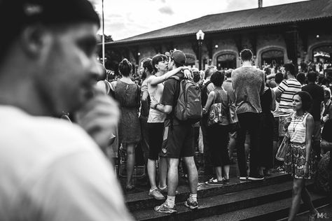 Photographer Documents Love In Public Places | DeMilked Public Display Of Affection, Heartwarming Photos, Kissing Couples, Fake Love, White Image, Funny Pictures, Couple Photos, Concert, Black And White