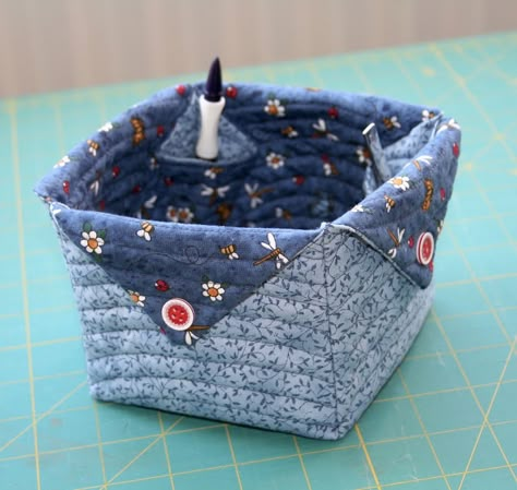 Smiles From Kate: My latest finish and how i made it Sewing Kit Bag, Fabric Basket Tutorial, Thread Catcher, Purse Ideas, Sewing Machine Cover, Fabric Bowls, Quilt Storage, Trendy Sewing, Fabric Boxes