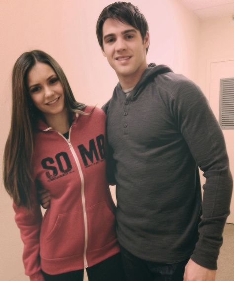 The Gilberts; Elena (Nina Dobrev) and Jeremy (Steven R. McQueen) behind the scenes of The Vampire Diaries. Steven Mcqueen, Ian And Nina, Vampier Diaries, The Vampire Diaries 3, Vampire Diaries Wallpaper, Vampire Diaries Funny, Bonnie Bennett, Vampire Diaries Cast, Original Vampire