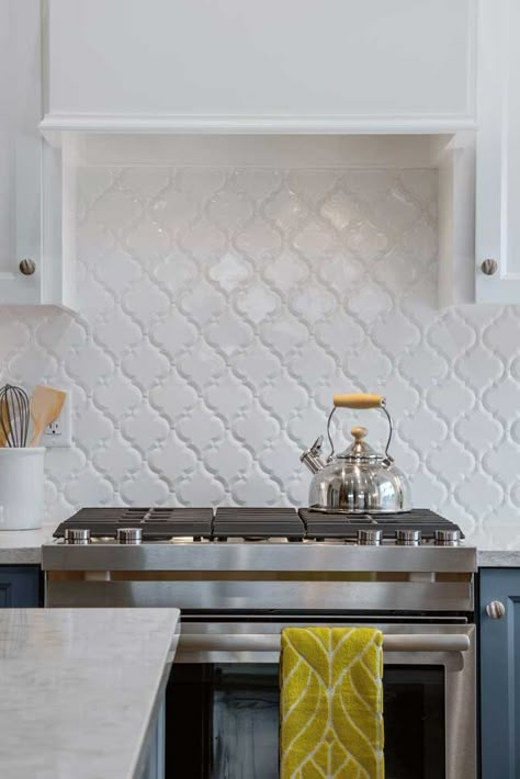 White arabesque backsplash tile in the kitchen. Arabesque Tile Kitchen, Arabesque Tile Backsplash Kitchen, White Arabesque Tile, Arabesque Backsplash, Gray Countertops, Arabesque Tile Backsplash, Backsplash Arabesque, Backsplash Trends, Kitchen Backsplash Trends