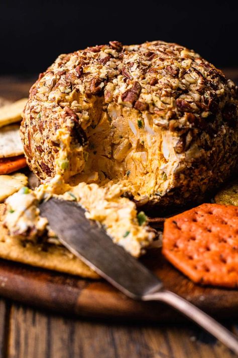 Mom's Classic Cheese Ball Pub Cheese Spread, Cheddar Cheese Ball Recipes, Cream Cheese Balls Recipe, Classic Cheese Ball, Pub Cheese, Cheese Ball Recipes Easy, Cheddar Cheese Ball, Weeknight Dinner Recipes, So Much Food