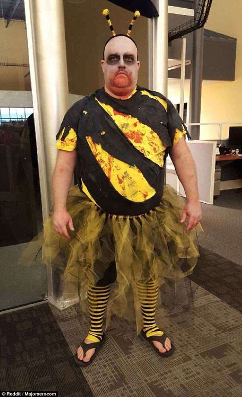 With his yellow and black stripes and white face paint, this man decided to go to his party as a 'zom-bee' Pun Costumes, Punny Costumes, Punny Halloween Costumes, Halloween Puns, Office Halloween, Halloween Office, Clever Halloween, Diy Halloween Games, Plus Size Halloween Costume