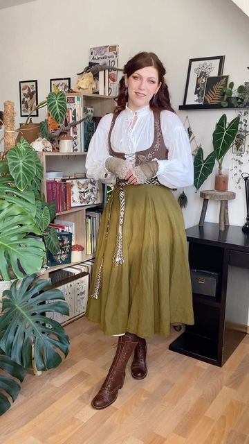 aestlein on Instagram: "[ad] 🌿 NP: Vermilia - Marras Get ready with me - folkcore edition. ✨ I love wearing pieces of my reenactment kit in everyday life. I developed a deep love for linen and wool garments through early medieval reenactment and I can't stop wearing it. Why not incorporating the pieces in my wardrobe as well? Here I'm wearing a belt which was handmade by a friend following a baltic pattern from early medieval times. 🌿 Outfit details: • blouse: @voriagh • dress: @voriagh [gi Apothecary Outfit Medieval, Ren Faire Herbalist, Medieval Herbalist Outfit, Medieval Times Outfit, Casual Hobbit Outfit, Hobbit Dress, Medieval Reenactment, Elf Fashion, The Hobbit Outfits Elves