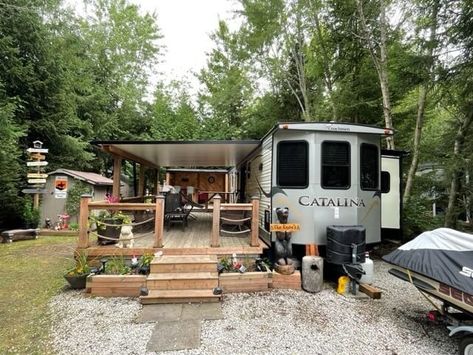 Camper With Porch Decks, Rv Backyard Ideas, Camper Deck Ideas Campsite, Rv Landscaping Ideas Yards, Rv Lot Landscaping Ideas, Camper Outdoor Set Up, Permanent Rv Site Ideas, Camper Landscaping, Campground Ideas Campsite