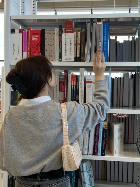 Poses In Library Aesthetic, Aesthetic Recipe Book, Library Aesthetic, Clean Life, Nature Vintage, Case Aesthetic, Graduation Photography, Model Design, Stylish Photo Pose