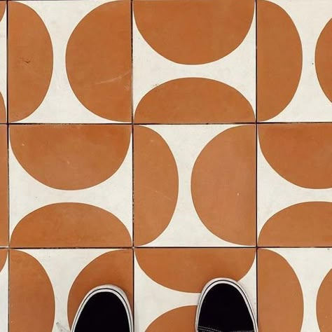 Zia Tile on Instagram: "Mid mod + matte + made by 🖐   Our Pomelo cement tiles in terra cotta + white add a playful patterned punch to this floor by @greenroom_db 🥊💥" Mid Century Tiled Floor, Mid Century Floor Tiles, 70s Tile Floor, 70s Flooring, Mid Century Floor Tile, Terra Cotta Aesthetic, Mcm Flooring, 1950s Tile, Mcm Tile