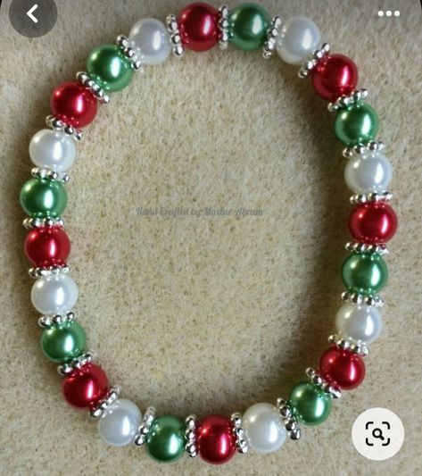 Holiday Themed Bracelets, Christmas Stretch Bracelets Ideas, Xmas Bracelets Diy, Christmas Diy Jewelry Ideas, Christmas Diy Bracelet, Free Jewelry Patterns, Christmas Themed Bracelets, Christmas Stretch Bracelets, Christmas Jewelry Diy Necklace