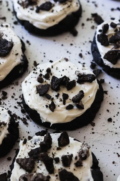 Copycat Crumbl Oreo Cookies #oreo #cookie #crumbl #copycatrecipe #blackcocoapowder #creamcheese #frosting #baking #dessert #dessertrecipe | Salted & Sweet Oreo Crumble Cookies, Chocolate Crumble Cookies, Oreos Dessert, Cookies Crumble, Cream Cheese Chocolate Chip Cookies, Cream Cheese Oreo, Cookies Aesthetic, Oreo Cookie Recipes, Chocolate Crumble