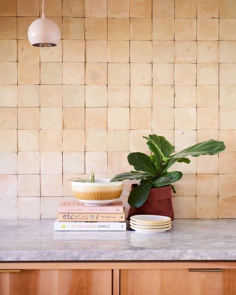 clé tile on Instagram: “ungrouted, unglazed terracotta showing the natural variations of moroccan clay. #cletile  tile: natural 4"x4" zellige design:@brasstackskc…” Natural Tile, Cle Tile, Kitchen Glass, Zellige Tile, Classic Kitchen, Terracotta Tiles, Interior Modern, Cheap Decor, Kitchen Tiles