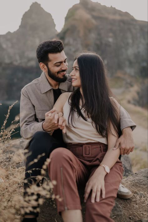 Pre Wedding Jeans Outfit, Outdoor Shoot Couple, Prewedding Outfit Ideas Western, Outdoor Poses For Couples, Green Dress Couple Outfit, Outfits Refrence, Anniversary Poses Ideas Couple Pics, Casual Pre Wedding Photoshoot, Pre Wedding Shoot Ideas Outfit