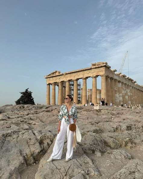 📍Acropolis #athens #greece #acropolis #europeansummer #europeanstyle Acropolis Greece Outfit, Athens Outfit, Athens Greece Aesthetic Outfit, Athens Greece Outfit, Athens Photo Ideas, Athens Aesthetic, Athens Greece Aesthetic, Athens Greece Instagram Pictures, Acropolis Greece