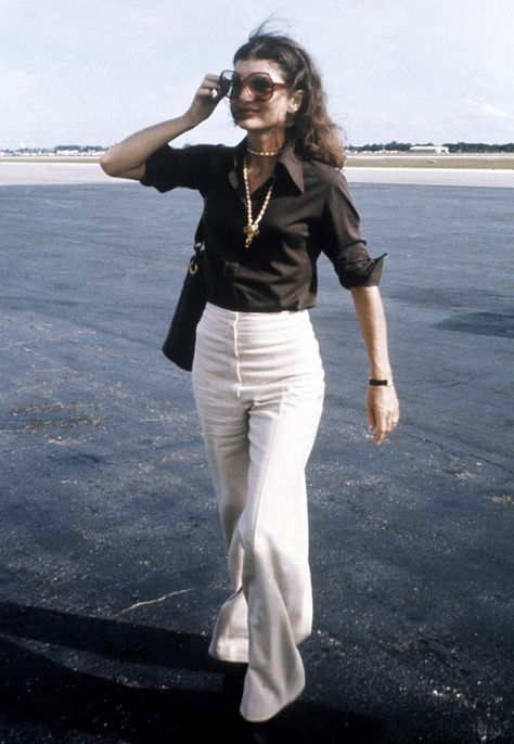 Jackie Kennedy Onassis, 70s Jackie O Aesthetic, Jackie O Outfits, Jackie Outfits, Jacky Onassis Style, Gucci Jackie 1961 Outfit, Jackie 1961 Gucci Outfit, Jackie Onassis Style Inspiration, Jackie O Casual Style, Jackie 70s Show Outfits