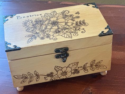 Wood Burn Jewelry Box Pyrography, Wood Burn Jewelry, Beginner Wood Burning, Woodburning Ideas, Jewelry Box Design, Wood Burn Designs, Art With Meaning, Woodburning Projects, Jewelry Box Diy