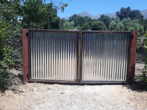 Construction Diy, Driveway Gate, Corrugated Metal, Backyard Fences, Tiki Bar, How To Get Money, Driveway, Barn Wood, Fence