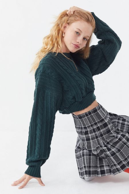 Cropped Chunky Sweater, Cropped Sweater And Skirt, Chunky Cropped Sweater Outfit, Baggy Cropped Sweater, Cute Cropped Sweaters, Crop Knit Sweater Outfit, Crop Pullover Outfits, Cropped Knit Sweater Outfit, Cropped Sweater Outfits