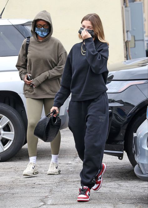 Red Shoes Outfit, Modest Winter Outfits, Jogging Style, Jogger Pants Outfit, Jordan Outfits, Matching Sweatshirts, Swag Outfits For Girls, Style Inspiration Winter, Hailey Baldwin