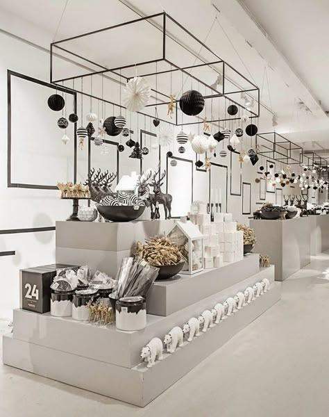 Display Visual Merchandising, Retail Inspiration, Shop House Plans, Interior Display, Shop Window Design, Showroom Design, Retail Store Design, Shop Front Design, Retail Interior