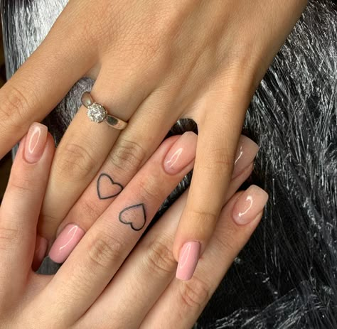 Finger Tattoo Initial, Heart On Finger, Heart Tattoo On Finger, Matching Tats, Pen Tattoo, Couples Tattoo Designs, Single Line Tattoo, Body Photography, Initial Tattoo