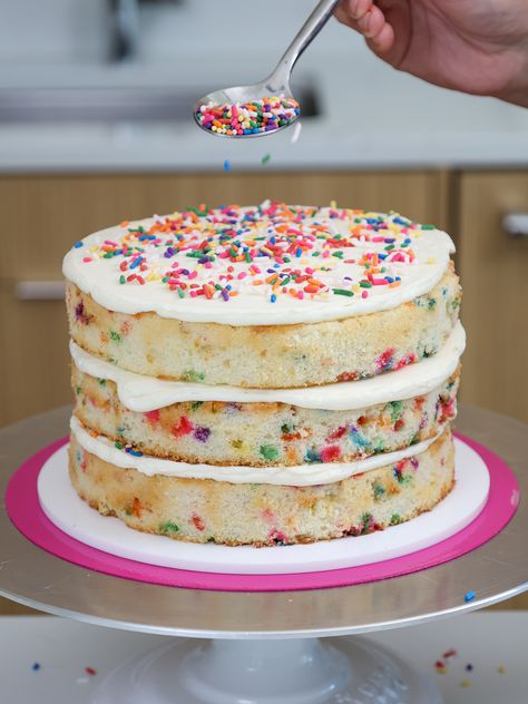 This easy llama cake is made from scratch and bakes up tender & moist! It's decorated w/ buttercream frosting to look just like a baby llama! Llama Cake Diy, Loot Llama Cake, Llama Cake Birthdays, Easy Llama Cake, Llama Cakes, Crumb Coating A Cake, Crumb Coat, Llama Cake, Baby Llama