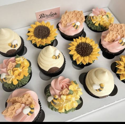 Bumble Bee Cupcakes, Wedding Shower Cupcakes, Daisy Cupcakes, Sunflower Cupcakes, Bee Cupcakes, Spring Cupcakes, Pastel Baby Shower, My Homies, Daisy Cakes