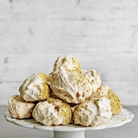 Pistachio and rosewater meringues Easy Meringue Recipe, Meringue Recipes, Meringues Recipe, Rose Pistachio, Easy Meringues, Meringue Pavlova, Meringue Recipe, Yotam Ottolenghi, Meringue Cookies