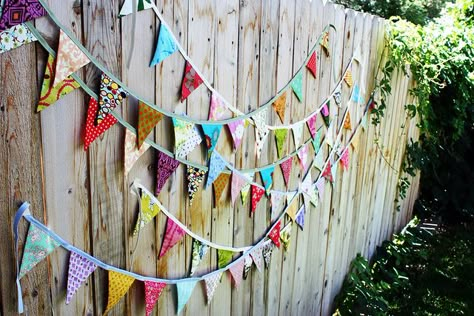 I'm going to have something similar to this set up in the reception hall (I hope). Would be cute for a few quick wedding photos! Fabric Pennant Banner, Pendant Banner, Make Bunting, Decoration Shabby, Fiesta Tropical, Fabric Pendant, Banners Buntings, Bunting Flags, Fabric Bunting