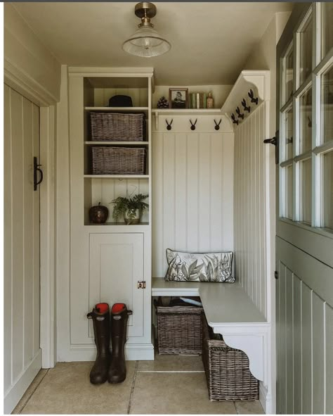 Small Mudroom Design, Entrance Porch Interior, Small Boot Room, Corner Mudroom Ideas, Entryway Built In Ideas, Boot Room Ideas, Cottage Hallway, Hallway Mudroom, Boot Room Utility