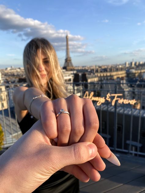 Proposal Pictures, Paris Couple, Ring Photography, Marriage Ring, Engagement Pictures Poses, Wedding Rings Photos, Wedding Couple Poses Photography, Romantic Mood, Friend Poses Photography