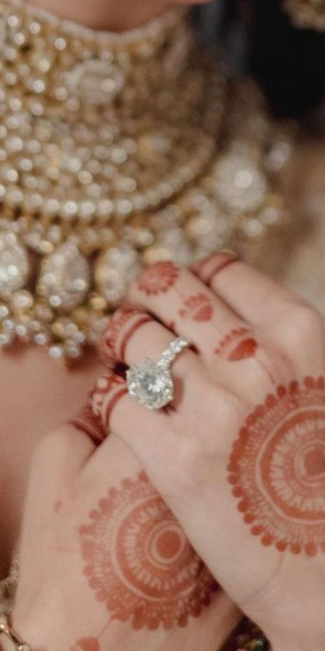 Alia Bhatt Engagement, Alia Bhatt Mehendi Design, Alia Bhatt Mehendi, Minimalist Mehendi, Bridesmaid Photoshoot, Bridal Photography Poses, Mehndi Decor, Bollywood Wedding, Wedding Jewellery Collection