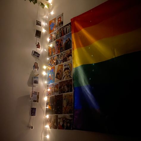 Pride Bedroom Ideas, Gay Room Aesthetic, Alt Bedroom Ideas, Lgbtq Room Ideas, Pride Flag In Room Aesthetic, Flags In Bedroom, Pride Flag Bedroom, Gay Bedroom, Pride Flag Room Decor