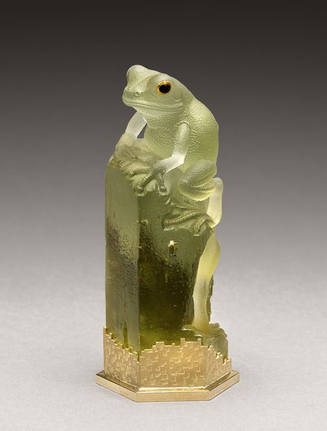 This green beryl carved frog by Alfred Zimmermann is a prime example of master craftsmanship. Thanks to our partners at Somewhere In The Rainbow, this piece of gem art and many more will be on display with us! Minerals Museum, Bijoux Art Nouveau, Gemstone Art, Gems Art, Gold Work, Rocks And Gems, Gems And Minerals, Stone Carving, Art Deco Design