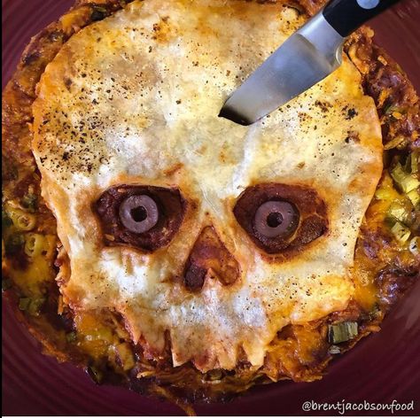 Top with tortilla cut like a skull (black olive eyes) Olive Eyes, Creepy Halloween Food, Prek Crafts, Mexican Lasagna, Taco Pie, Spooky Food, Taco Dip, Halloween Food For Party, Trick Or Treating