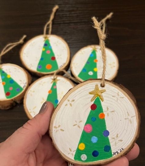 This festive handpainted ornament is sure to brighten up your tree or any other small space.  Hang on a tree, a lamp, a windowill, etc. to add a festive flair to your holiday decor. Painted Wooden Christmas Tree Decorations, Wooden Decorations Christmas, Wooden Tree Slice Ornaments, Christmas Craft Tree Decorations, Diy Gift Ornaments Christmas, Small Wood Ornaments Diy, Christmas Tree Decorations Easy, Diy Wooden Tree Ornaments, Kid Ornament Ideas