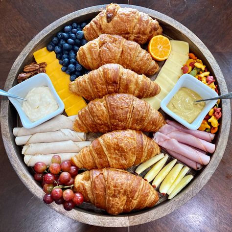 Charcuterie Board With Croissants, Croissant Platter Ideas, Croissant Sandwich Charcuterie Board, Croissant Board Ideas, Crossiant Sandwich Platter, Lunch Spread For Guests, Croissant Charcuterie Board, Lunch Charcuterie Board Ideas, Croissant Board