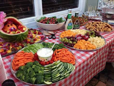 Outdoor Party Foods, Backyard Bbq Party, Decorações Com Comidas, Baby Shower Bbq, Veggie Tray, Shower Food, Birthday Food, Picnic Foods, Bbq Party