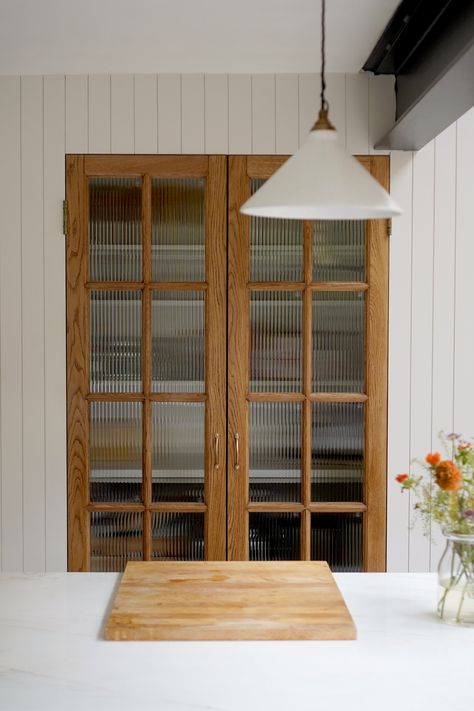 Custom-made oak doors to our walk-in pantry, behind the kitchen island. Fluted glass is perfect to hide the mess inside! House Renovation Design, Beautiful Pantry, Kitchen Natural, Glass Pantry, Victorian Terrace House, Van Der Straeten, Rustic Italian, Georgian Homes, Victorian Terrace