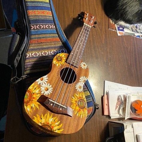 Guitar Art Diy, Ukulele Painting, Arte Do Ukulele, Custom Ukulele, Acoustic Guitar Art, Painted Ukulele, Instrument Art, Ukulele Design, Guitar Artwork