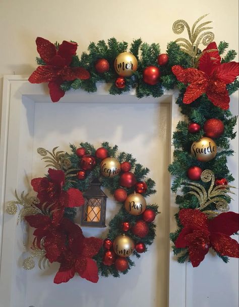 Christmas Door Frame, Christmas Frames Diy, Christmas Ceiling Decorations, Christmas Stairs Decorations, Christmas Table Decorations Diy, Swag Christmas, Pretty Christmas Decorations, Backdrop Decor, Christmas Backdrop